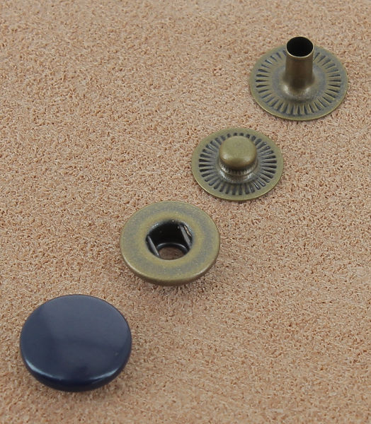BOUTON PRESSION LAITON VERNIS BLEU MARINE 12.4 mm Laiton vieux bronze
