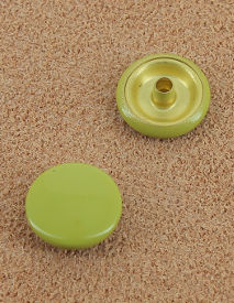BOUTON PRESSION LAITON VERNIS PISTACHE 12.4 mm 