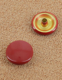 BOUTON PRESSION LAITON VERNIS ROUGE (N°504) – 12.4 mm 