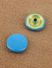 BOUTON PRESSION LAITON VERNIS BLEU 14.4 mm 