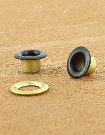 OEILLET ROULE LAITON VERNIS NOIR MAT 