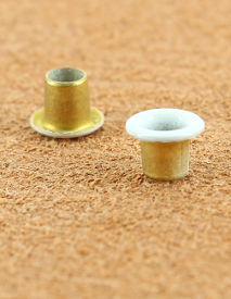 OEILLET ROULE LAITON VERNIS BLANC 