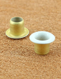 OEILLET ROULE LAITON VERNIS BLANC 