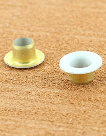 OEILLET ROULE LAITON VERNIS BLANC 