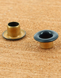 OEILLET ROULE LAITON VERNIS BLEU MARINE 