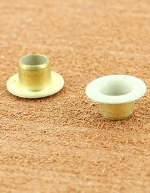 OEILLET ROULE LAITON VERNIS ECRU 