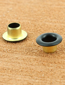 OEILLET ROULE LAITON VERNIS NOIR MAT 