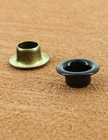 OEILLET ROULE LAITON VERNIS NOIR 